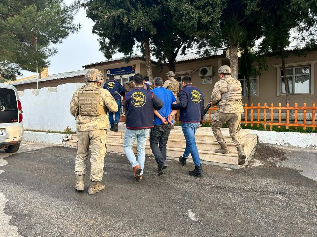 Firari Hükümlüler Jandarma'dan kaçamadı