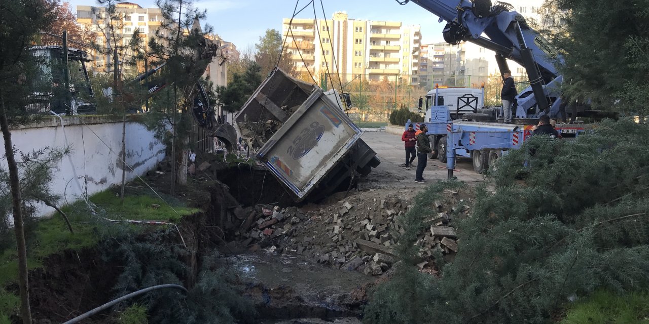 Okul bahçesinde kamyon obruğa düştü:Faciadan dönüldü