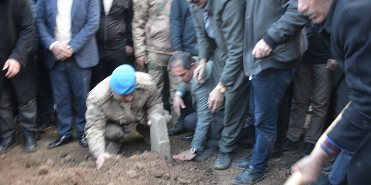 Albay, Şırnaklı korucubaşının mezarına kendi elleriyle toprak attı