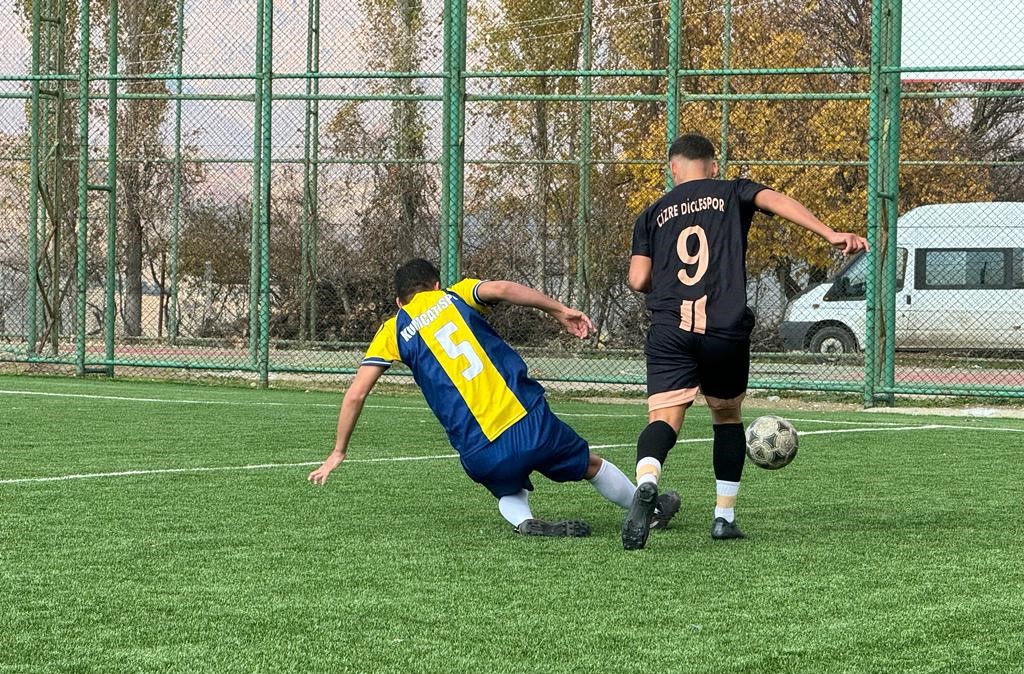 Şırnak Kumçatı’da olaylı maç! Önce Hakeme sonra Rakip Takım oyuncularına saldırdılar