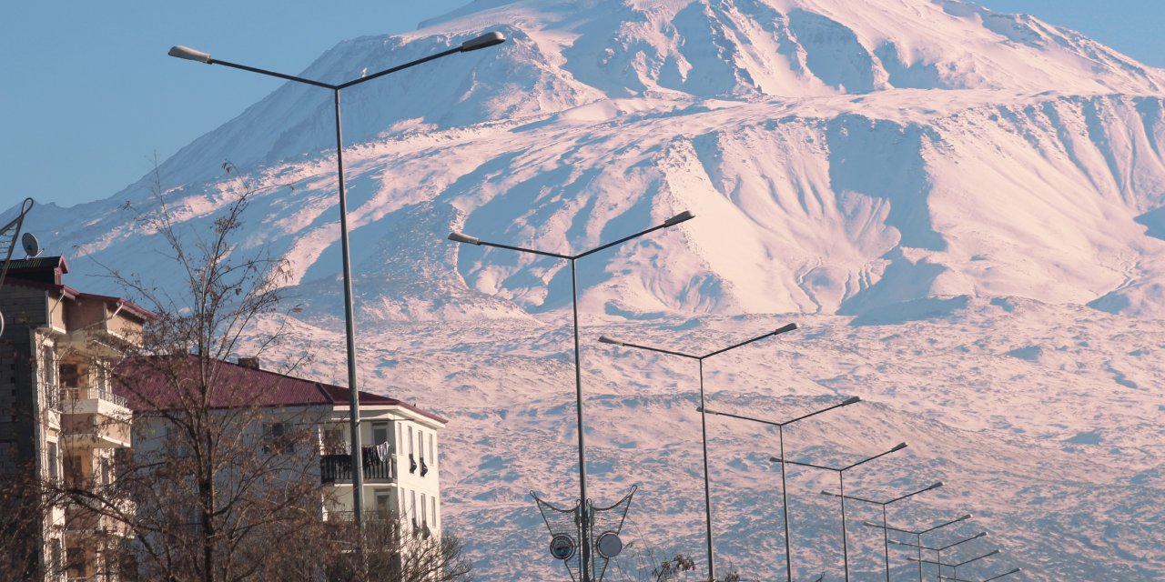 Ağrı Dağı Beyaz örtüsü ile göz kamaştırıyor