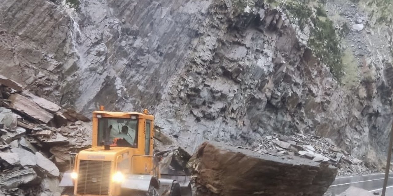 Şırnak karayolunda heyelan;Yollar ulaşıma  kapandı