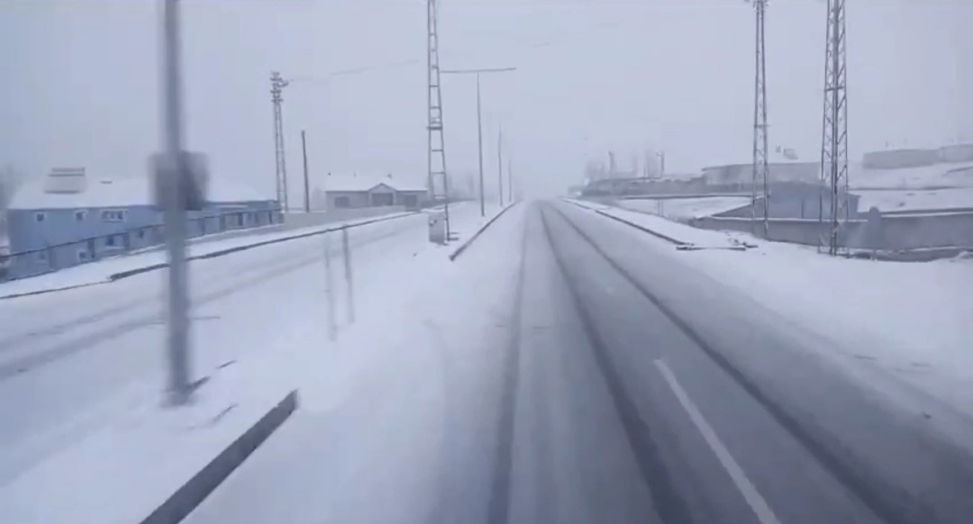 Tipi Tendürek Geçidini ulaşıma kapattı