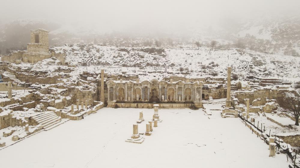 Antoninler Çeşmesi’ni barındıran Sagalassos Antik kenti beyaza büründü