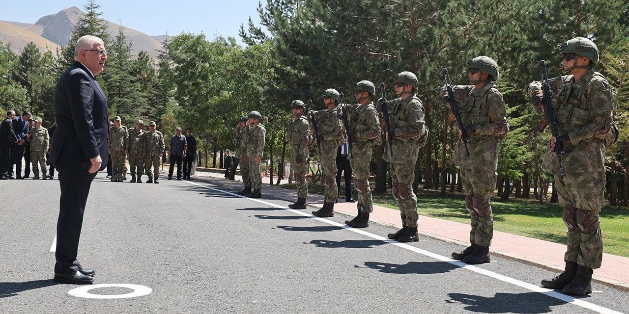 Bakan Güler Irak Sınırındaki Dağ ve Komando Tugay Komutanlığında incelemelerde bulundu