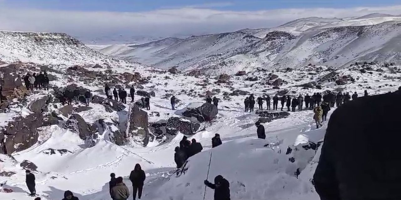 Kepçenin uçurumdan düşmesi sonucu 3 kişi hayatını kaybetti