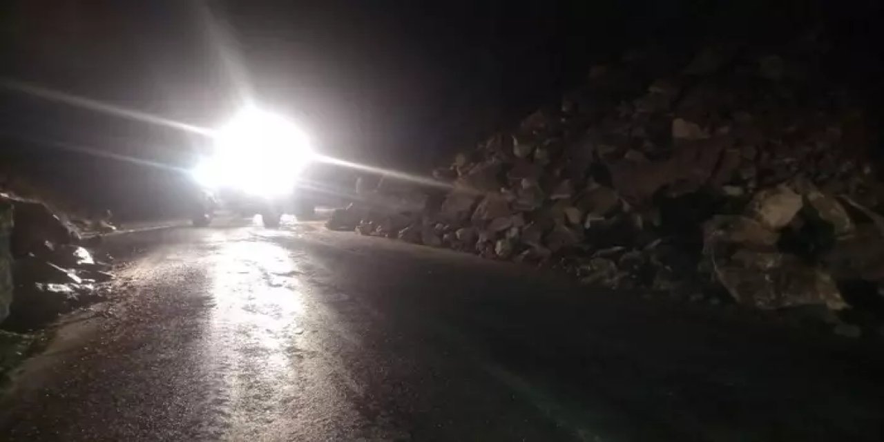 Ardahan karayolunda heyelan, yollar ulaşıma kapatıldı