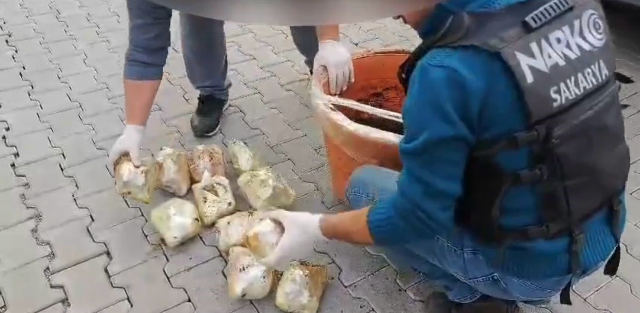 Saksıdan çiçek değil 46 kilo 700 gram uyuşturucu çıktı