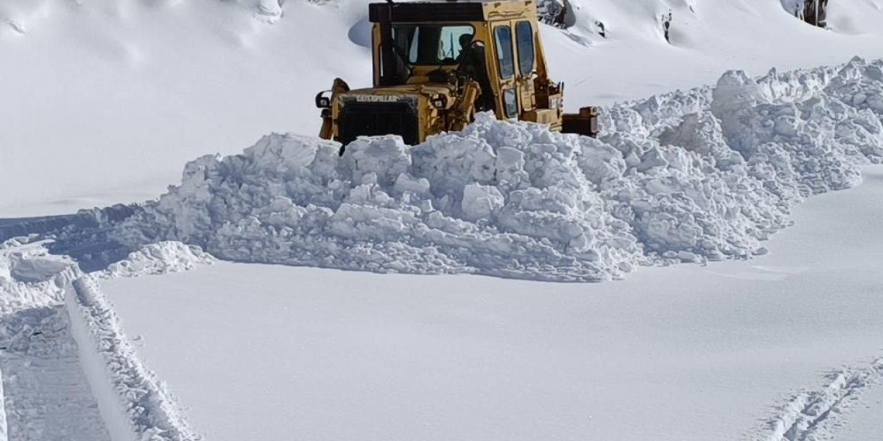 Şırnak'ta kar kalınlığı 2 metreyi geçti ; Ekiplerin kar mesaisi aralıksız devam ediyor
