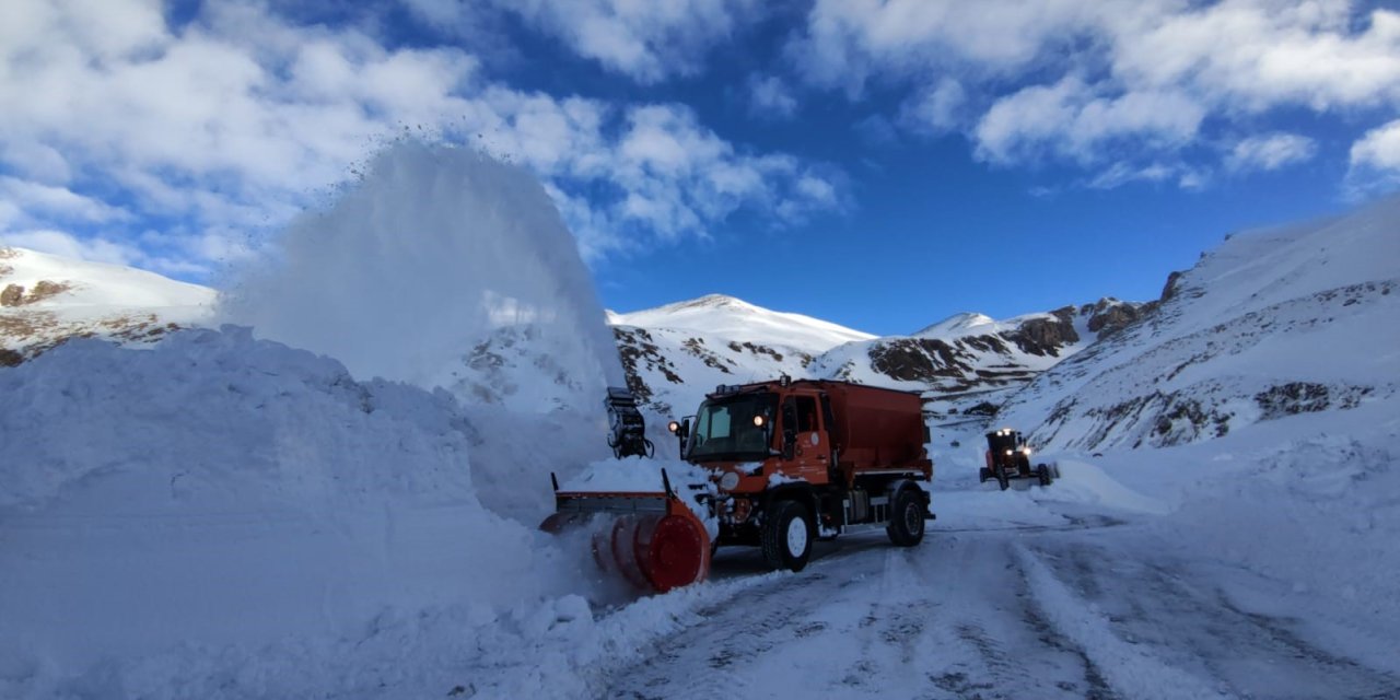 Van'da çığ düştü; 2 aracı uçuruma yuvarladı