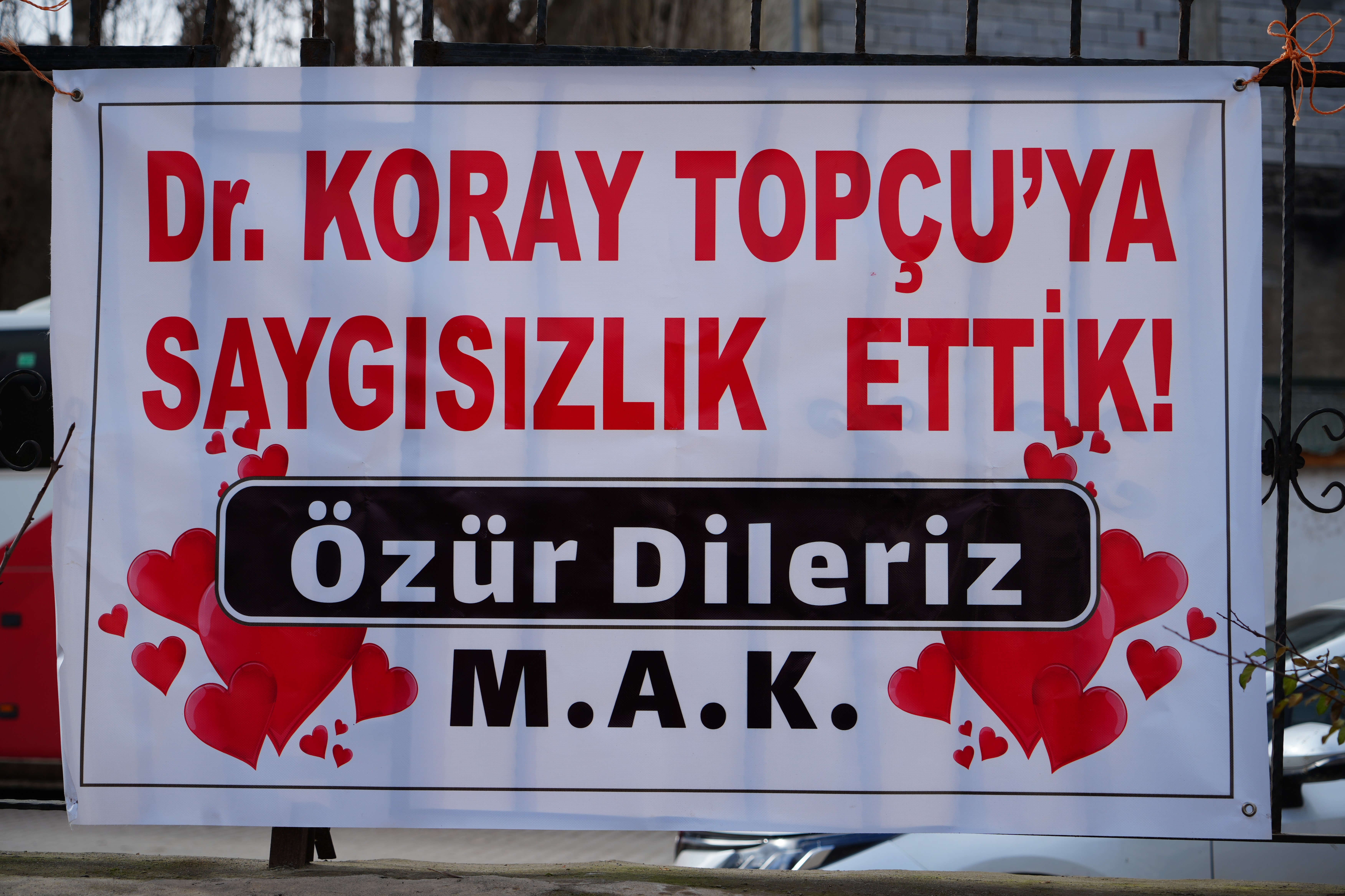 Önce Tartıştılar, sonra özür için Pankart açtılar
