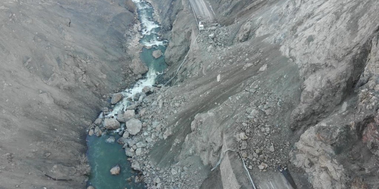 Yüksekova yolunda heyelan:Yol ulaşıma kapandı