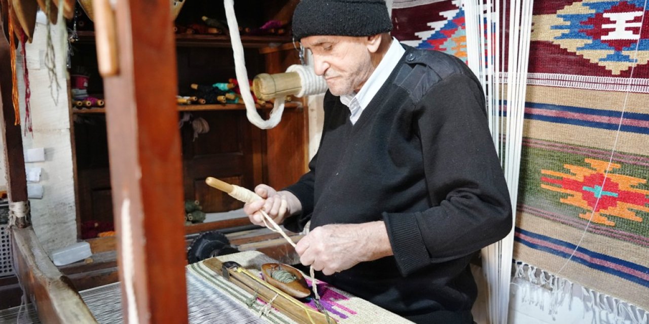 3 metrekarelik dükkanında teknolojiye direniyor