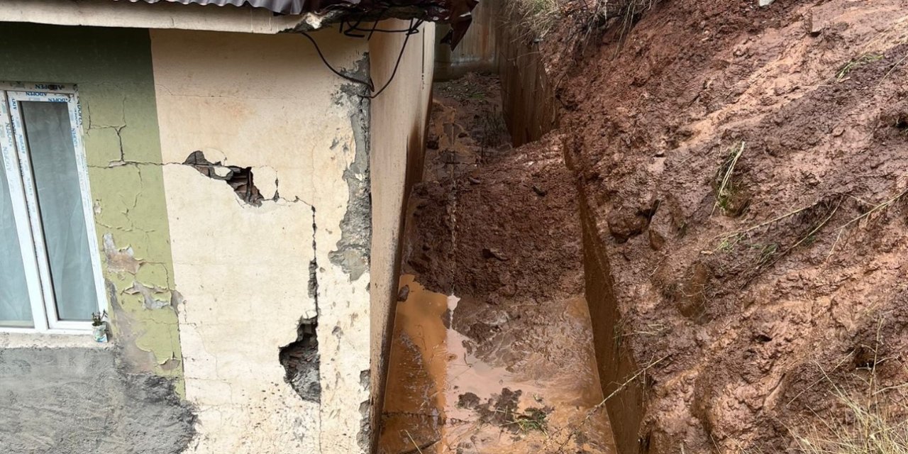 Şırnak'ta yağan yağmur öğretmen lojmanlarını çamur içinde bıraktı