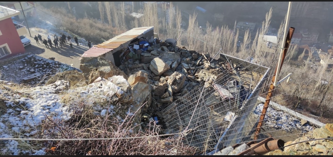 Uludere'de kopan kaya parçaları evin üstüne düştü;Faciadan dönüldü