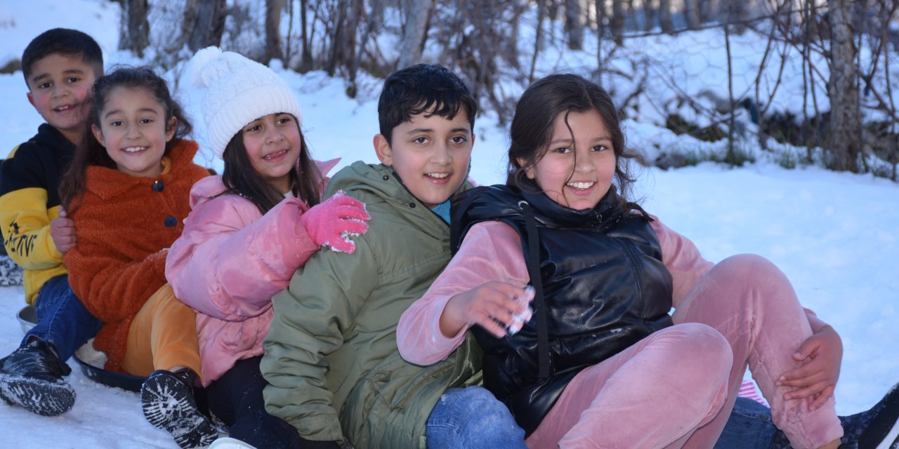 Şırnak'ta buz pistinde leğenle kayak keyfi