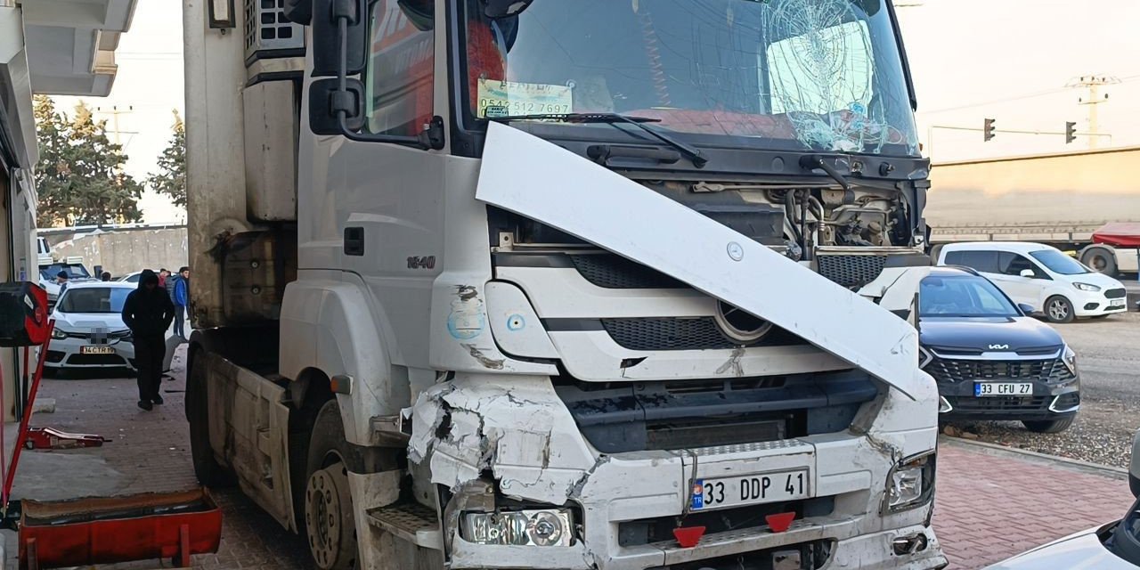 Kontrolden çıkan tır, önüne çıkanı biçti