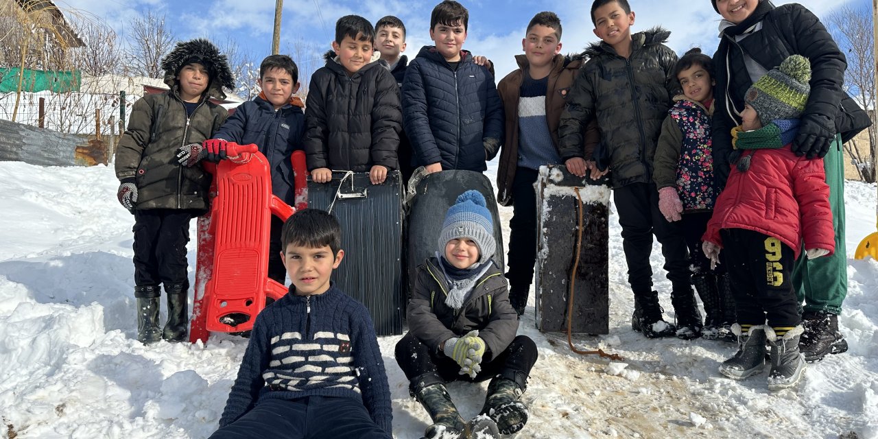 Çocuklar poşet, tepsi ve bidonlarla kar keyfinı yaşadı