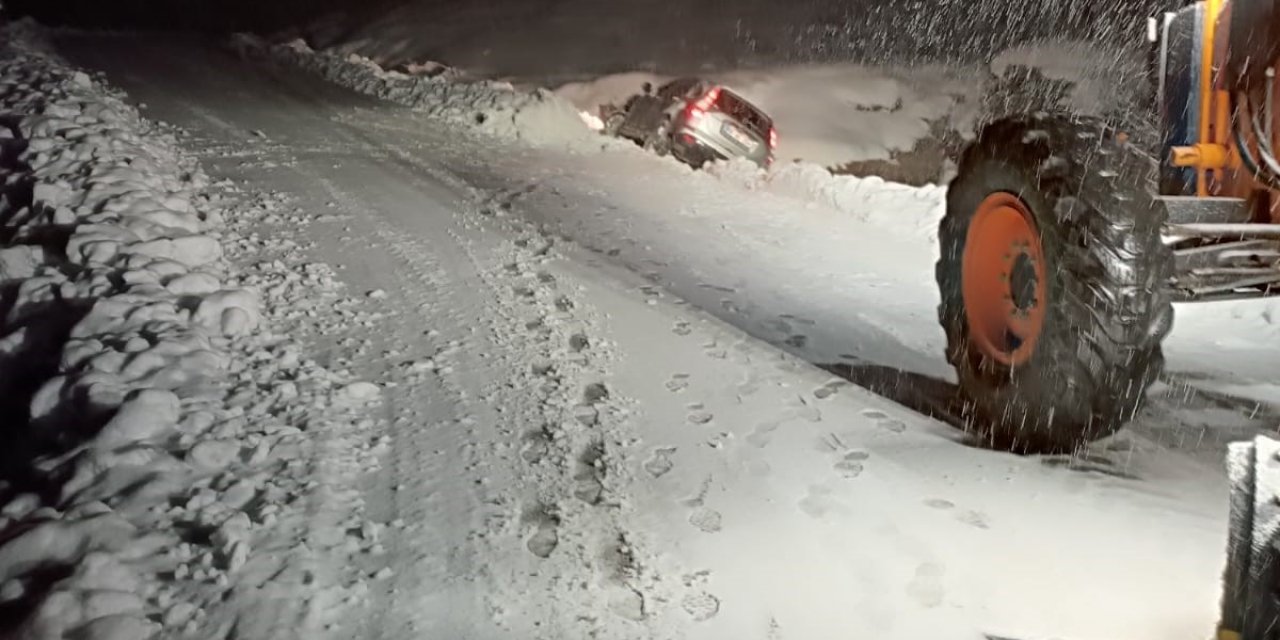 Eruh-Şırnak karayolunda mahsur kalan vatandaşları kurtarma çaışmaları devam ediyor