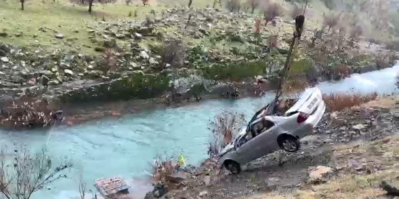 Habur Çayı’na düşen araç vinçle çıkartıldı