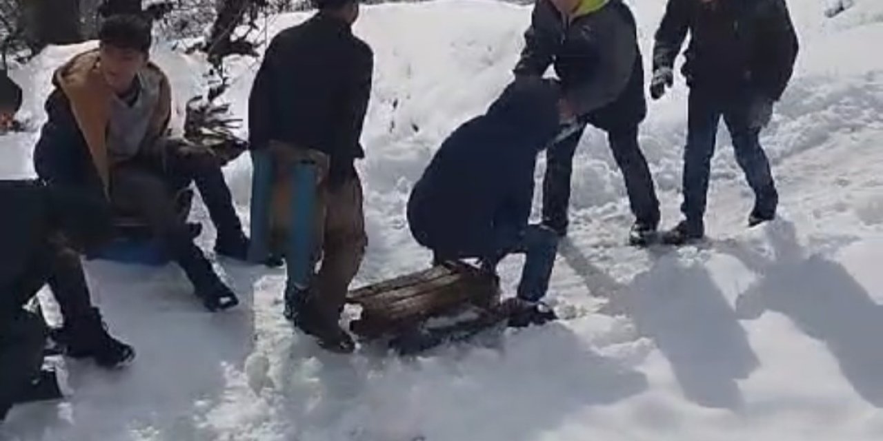 Çocuklar istedi kepçe operatörü kırmadı