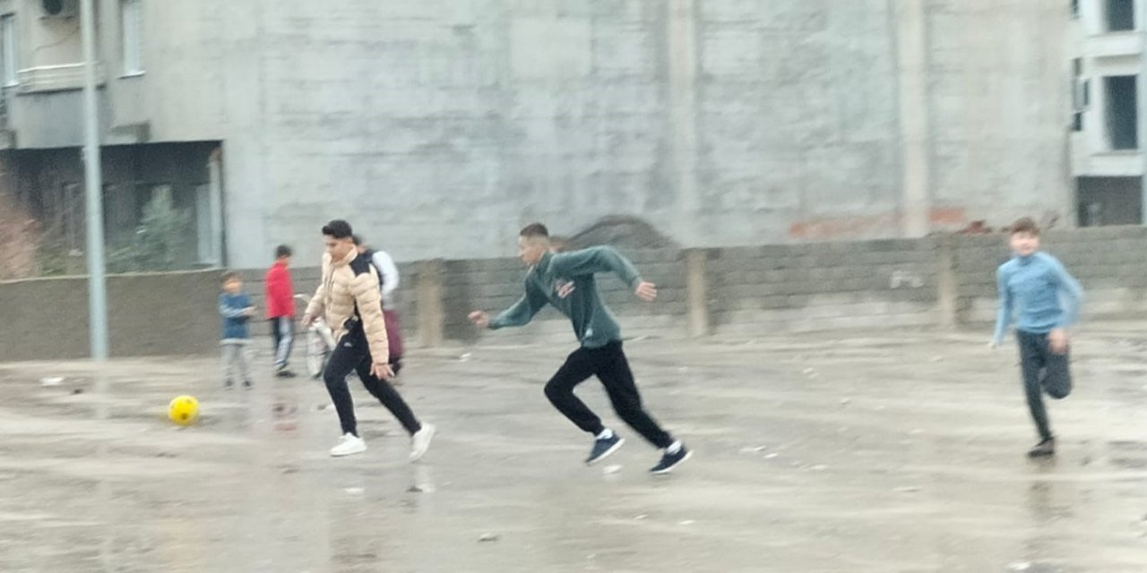Cizreli çocukların futbol aşkı yer ve zaman dinlemiyor