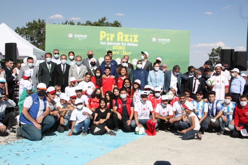 DİYARBAKIR’DAKİ PİR AZİZ PARKI, YAMAÇ PARAŞÜTÜ VE UÇURTMA FESTİVALİYLE AÇILDI