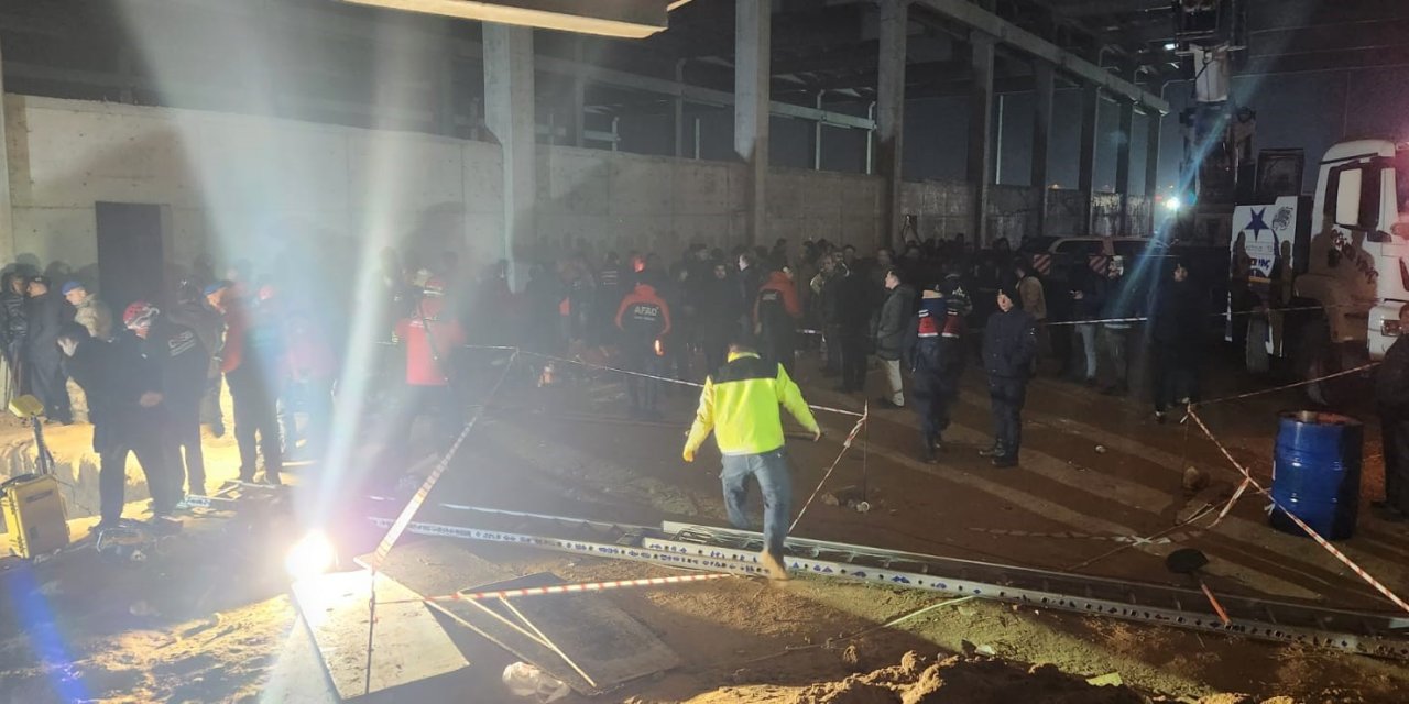 İnşaatta göçük;2 işçi  göçük altında kaldı