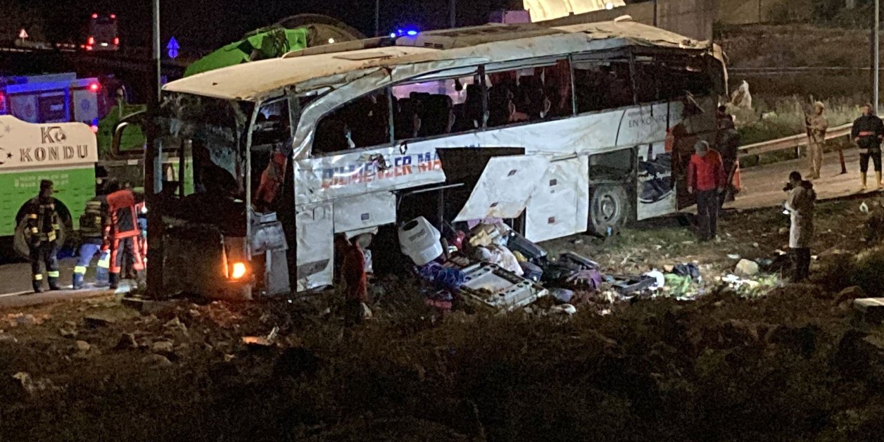 Katliam gibi kaza:9 ölü 30 yaralı
