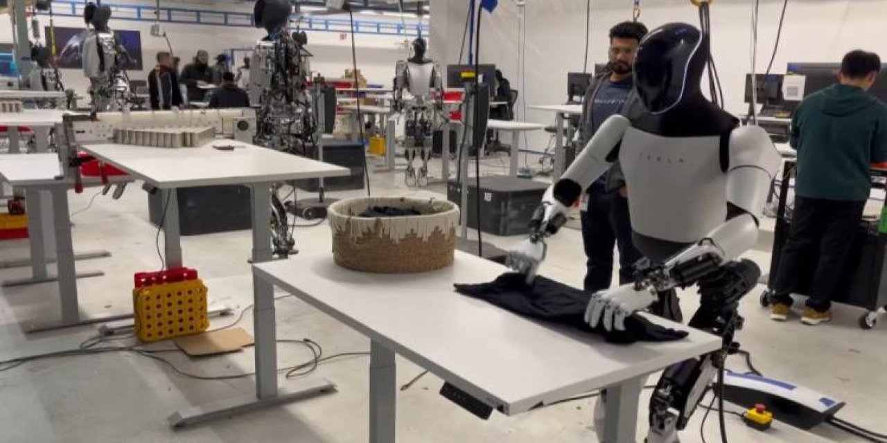 Optimus İnsansı Robot Tişört Katladı