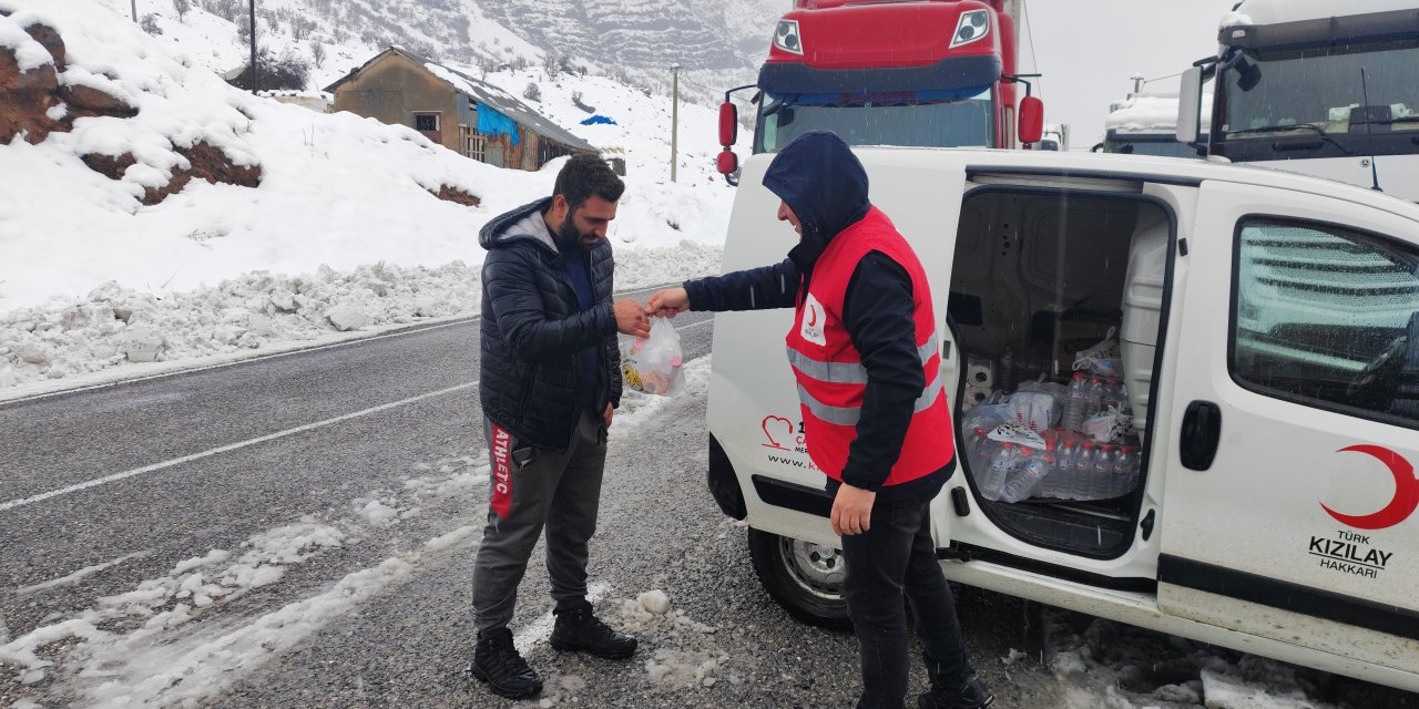 Yolda kaldılar imdatlarına Kızılay yetişti!