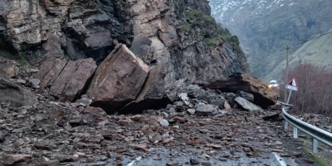 Şırnak -Hakkari yolunda heyelan, yol ulaşıma kapandı