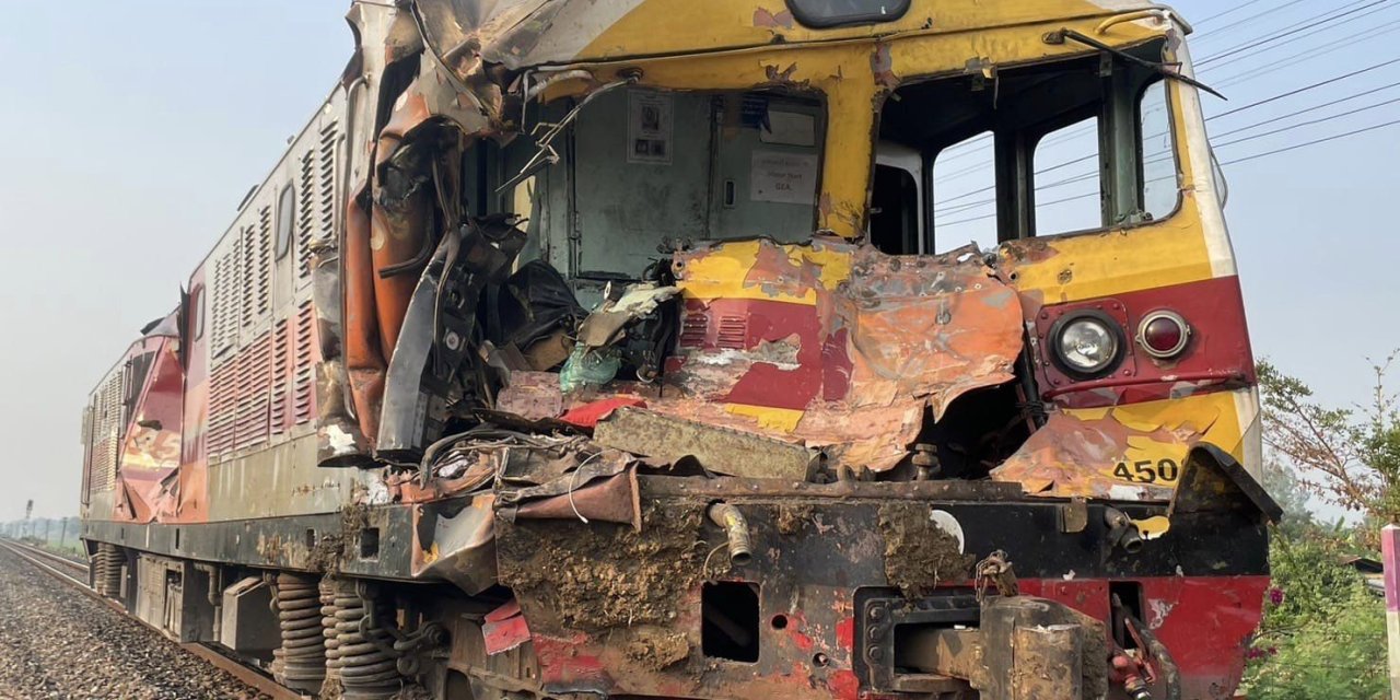 Tren hemzemin geçitte vince çarptı: 1 ölü, 5 yaralı