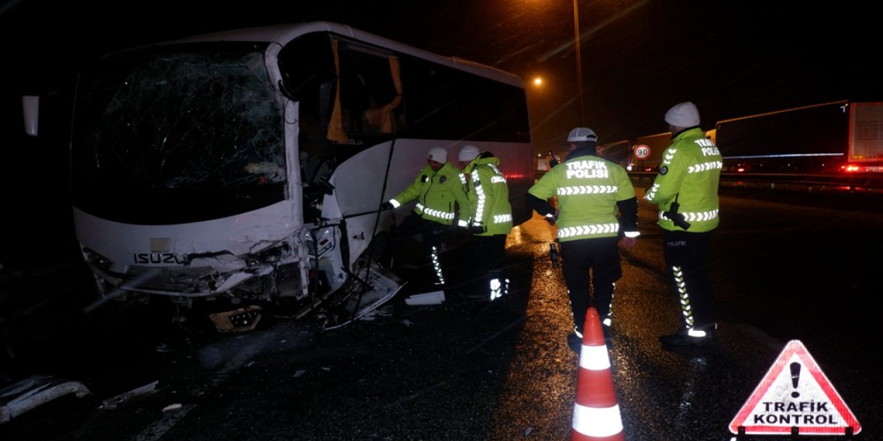 Polis servis aracı, otobüs ile çarpıştı: 10'u polis 11 yaralı