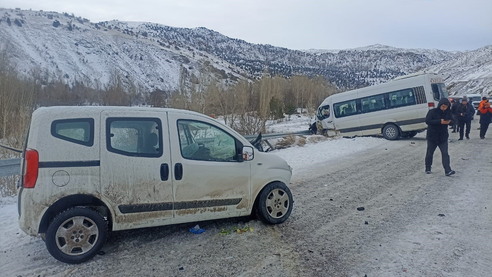 Yolcu minibüsü  otomobille çarpıştı: 26 yaralı