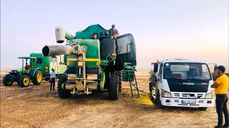 Biçerdöverlerin yakıtları tarlalara taşınıyor