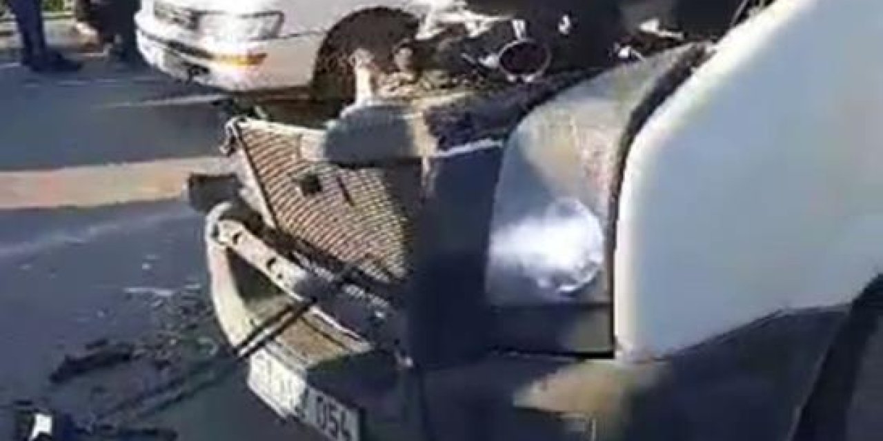 Minibüs servisi ile tır çarpıştı: 12 yaralı