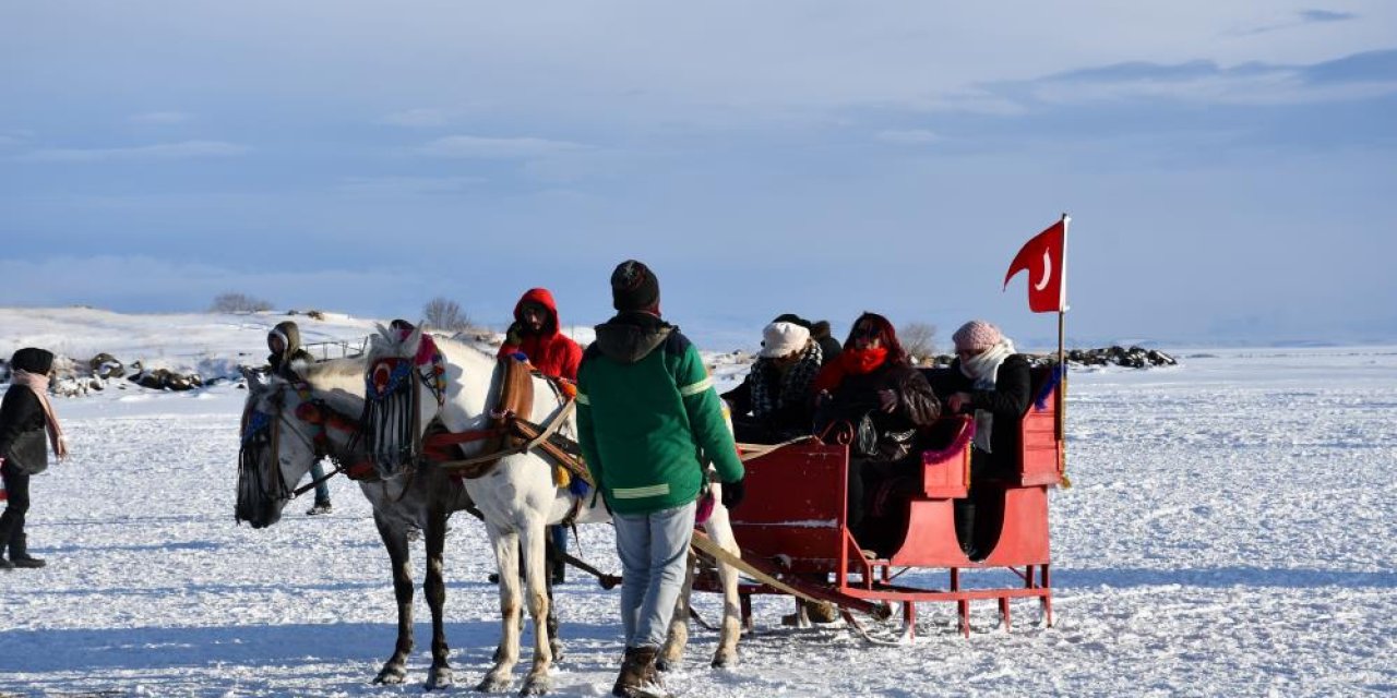 Çıldır gölüne turist akını