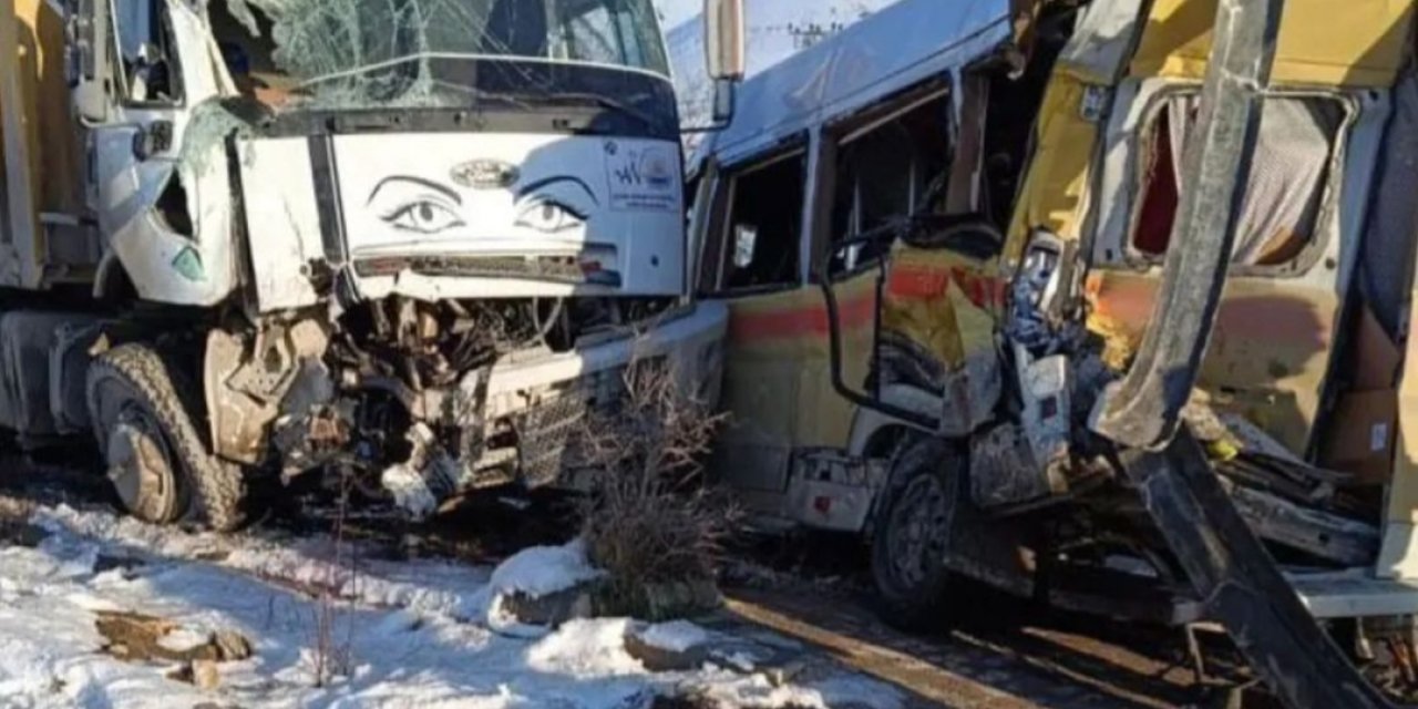 Kamyon ile minibüsün  çarpıştığı kazada: 11 yaralı