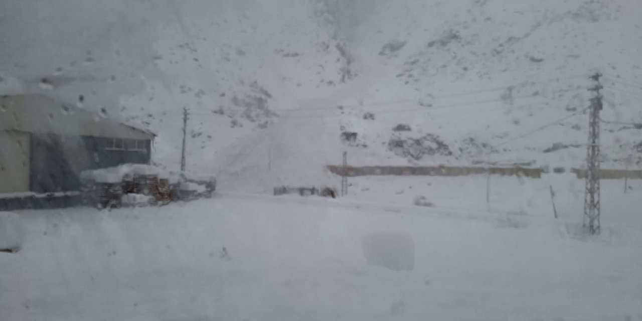 Şırnak'ta çığ nedeniyle  tünellerin önü  kapandı