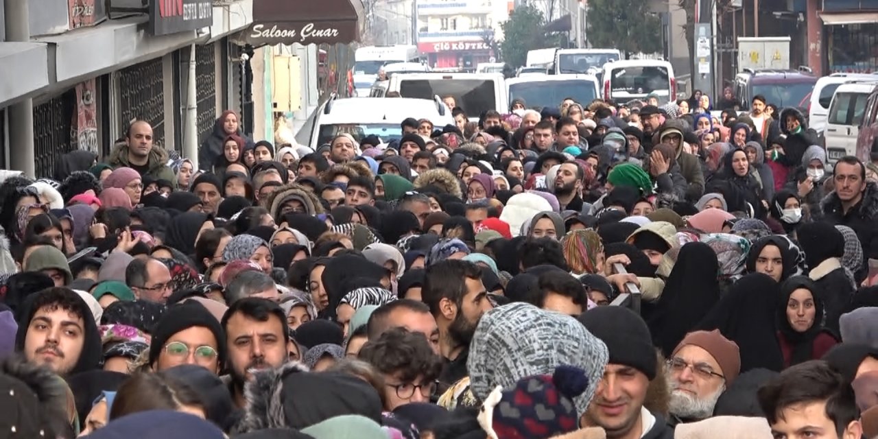 Ucuzluk var dediler;Çocuklarını kaybettiler birbirini ezdiler böyle izdiham görülmedi
