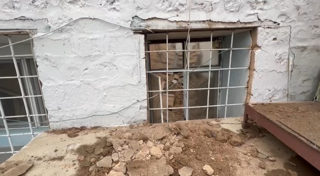Yağış sonrası kerpiç evin tavanı çöktü 7 kişilik aile dışarda kaldı