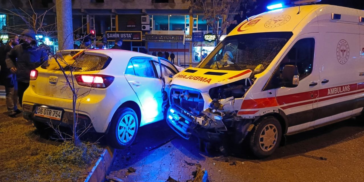 Facia Ucuz Atlatıldı! Gelin Arabası Ambulans ile çarpıştı