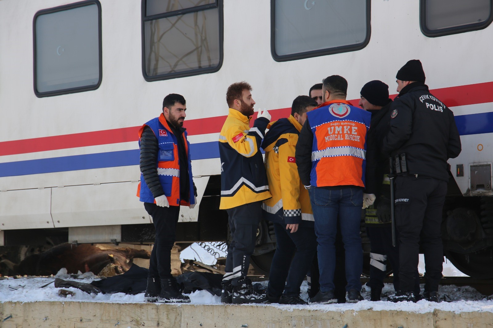 Muş'ta tren bir tıra çarptı: 2 ölü, 2 yaralı