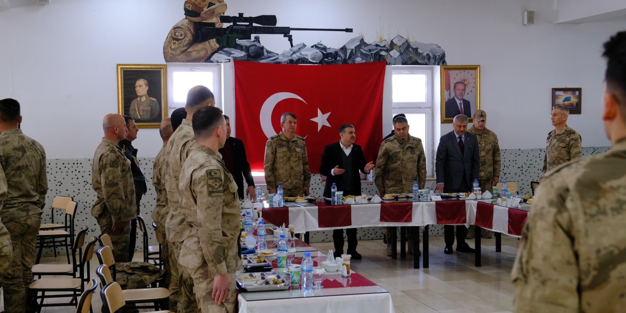 Şırnak Valisi Atay, Mehmetçiklerle bir araya geldi