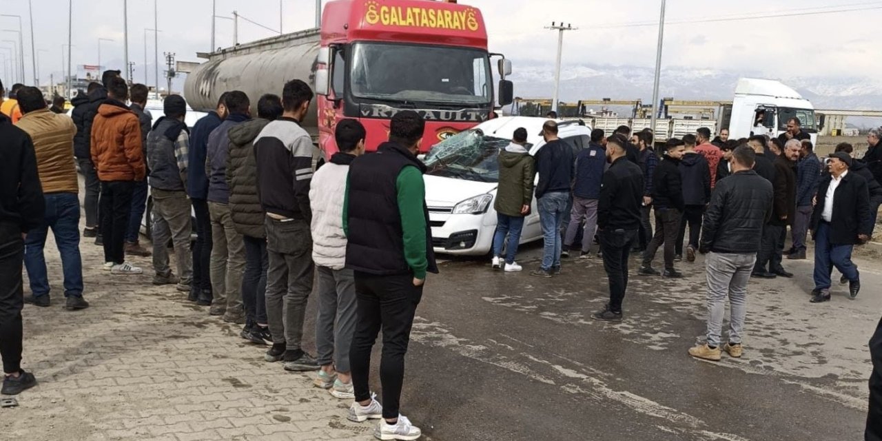 Silopi’de trafik kazası;Tanker ile hafif  ticari araç çarpıştı yaralılar var