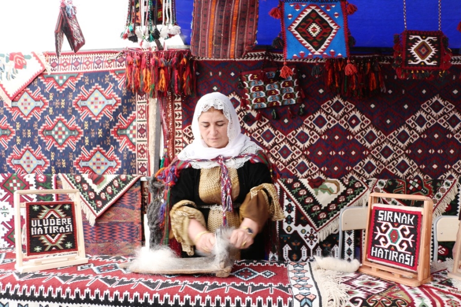 3 ayda yaptıkları kilimlerin tanesini 10 bin liradan satışa sunuyorlar