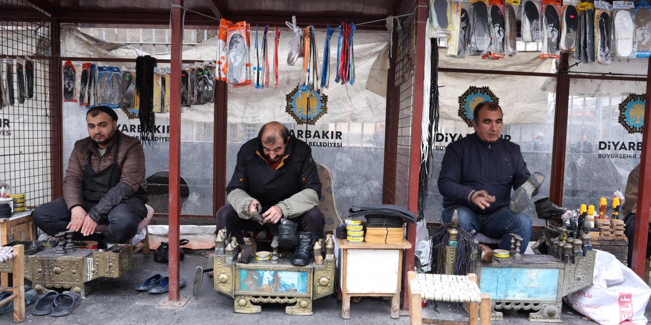 46 yıldır aynı yerde ayakkabı boyuyor