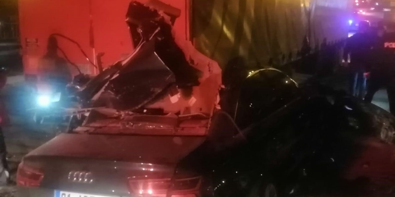 Tırın altına giren lüks otomobil hurdaya döndü: 1 ölü