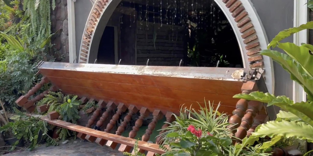 Poz vermeye çalışırken balkon çöktü: 13 yaralı